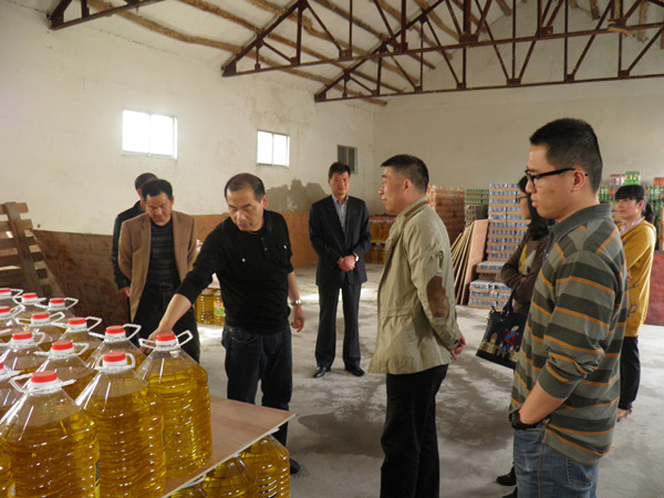 省国资委第二监事会效劳处王正发一行到固镇县公司调研指导事情