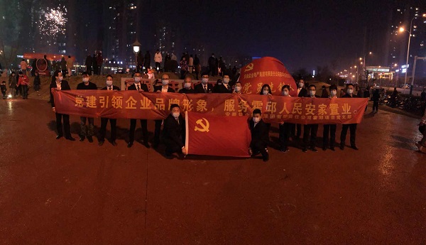 “党建引领企业品牌形象，，，，，效劳霍邱人民安家置业”霍邱项目党支部开展春节送春联礼包活动