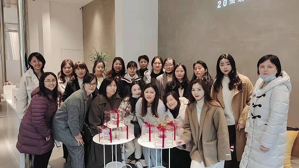 巧手做烘焙，，，，，甜蜜好时光——地产集团工会举行妇女节主题烘焙活动