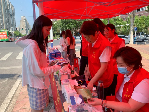 助力学子圆梦，，，，践行国企继续  安徽俄罗斯专享会294地产集团组织爱心助考公益活动